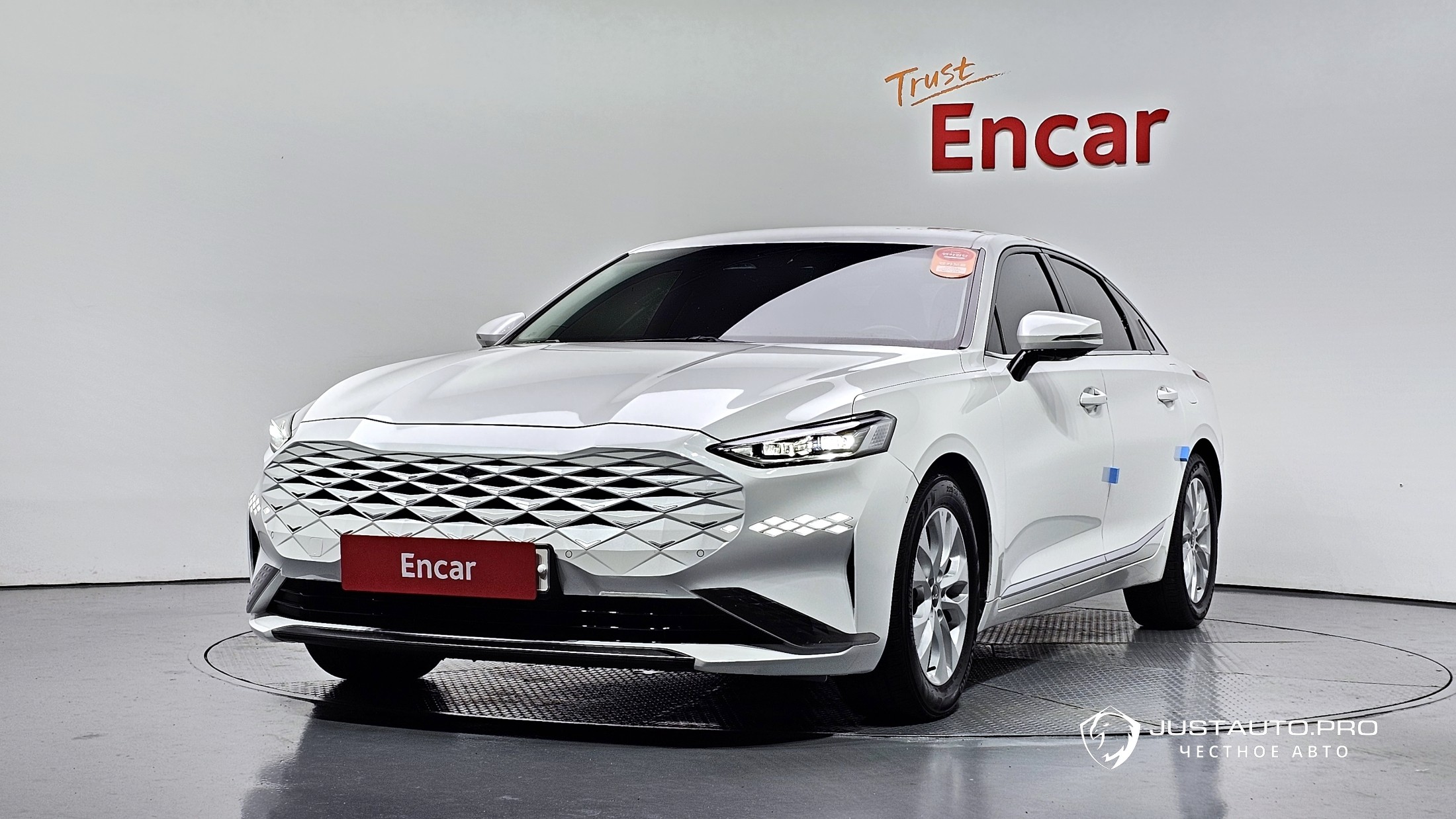 Автомобиль Kia K8