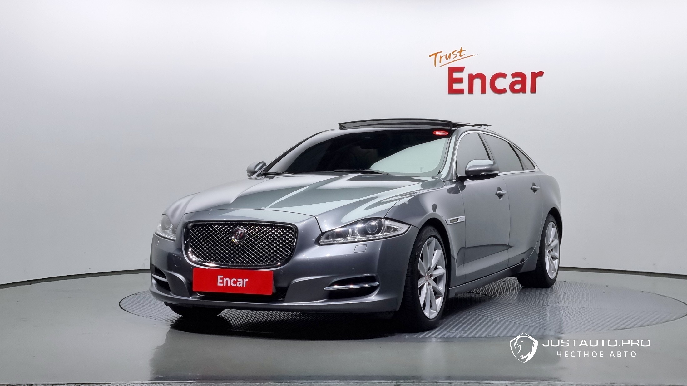 Автомобиль Jaguar XJ