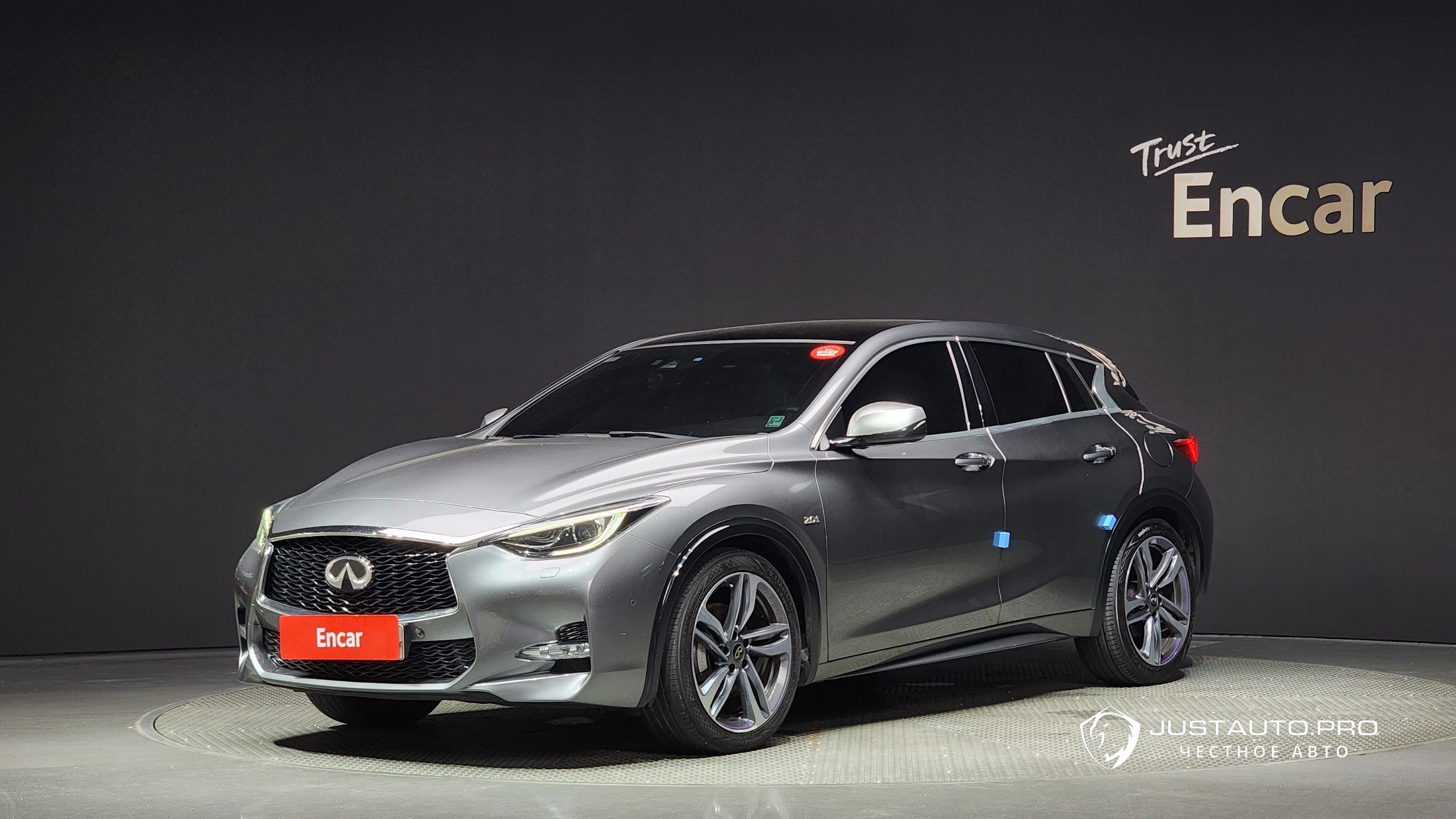 Автомобиль Infiniti Q30