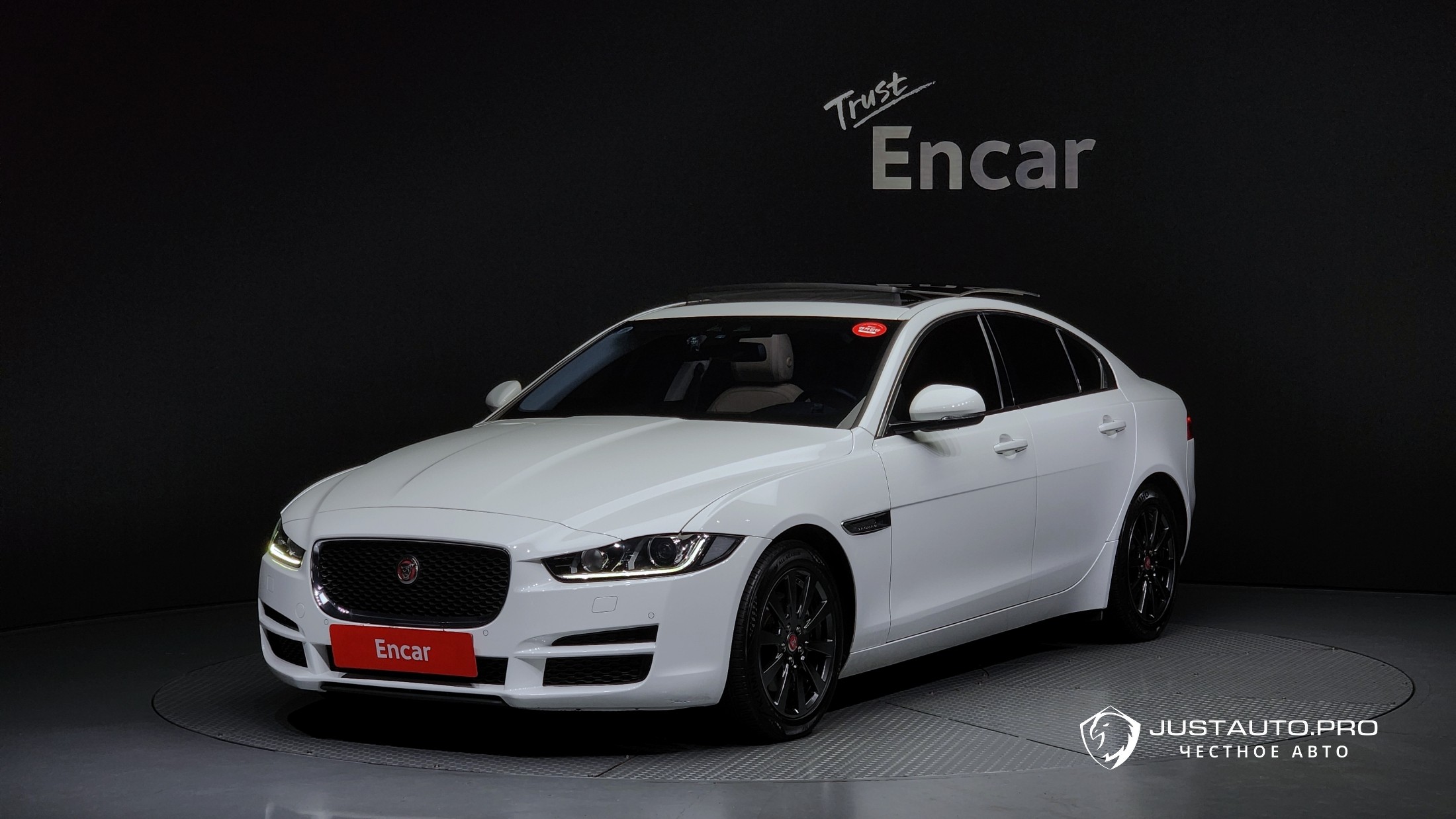Автомобиль Jaguar XE