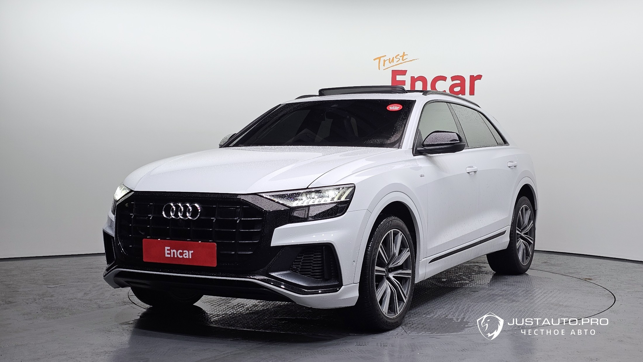 Автомобиль Audi Q8