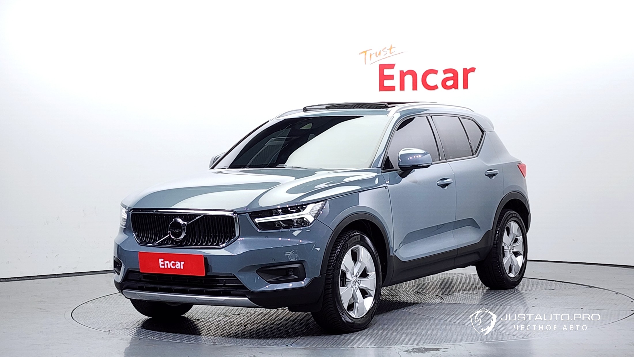 Автомобиль Volvo XC40