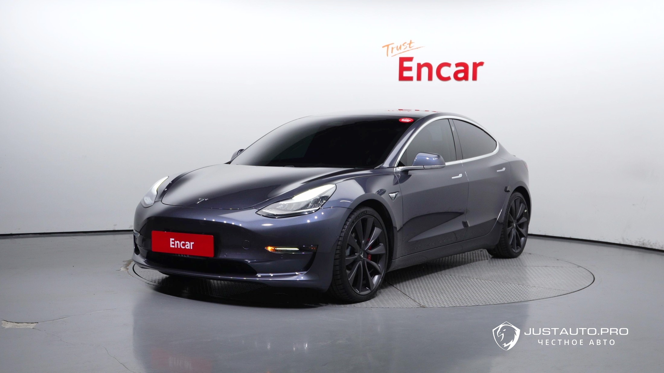 Автомобиль Tesla Model 3