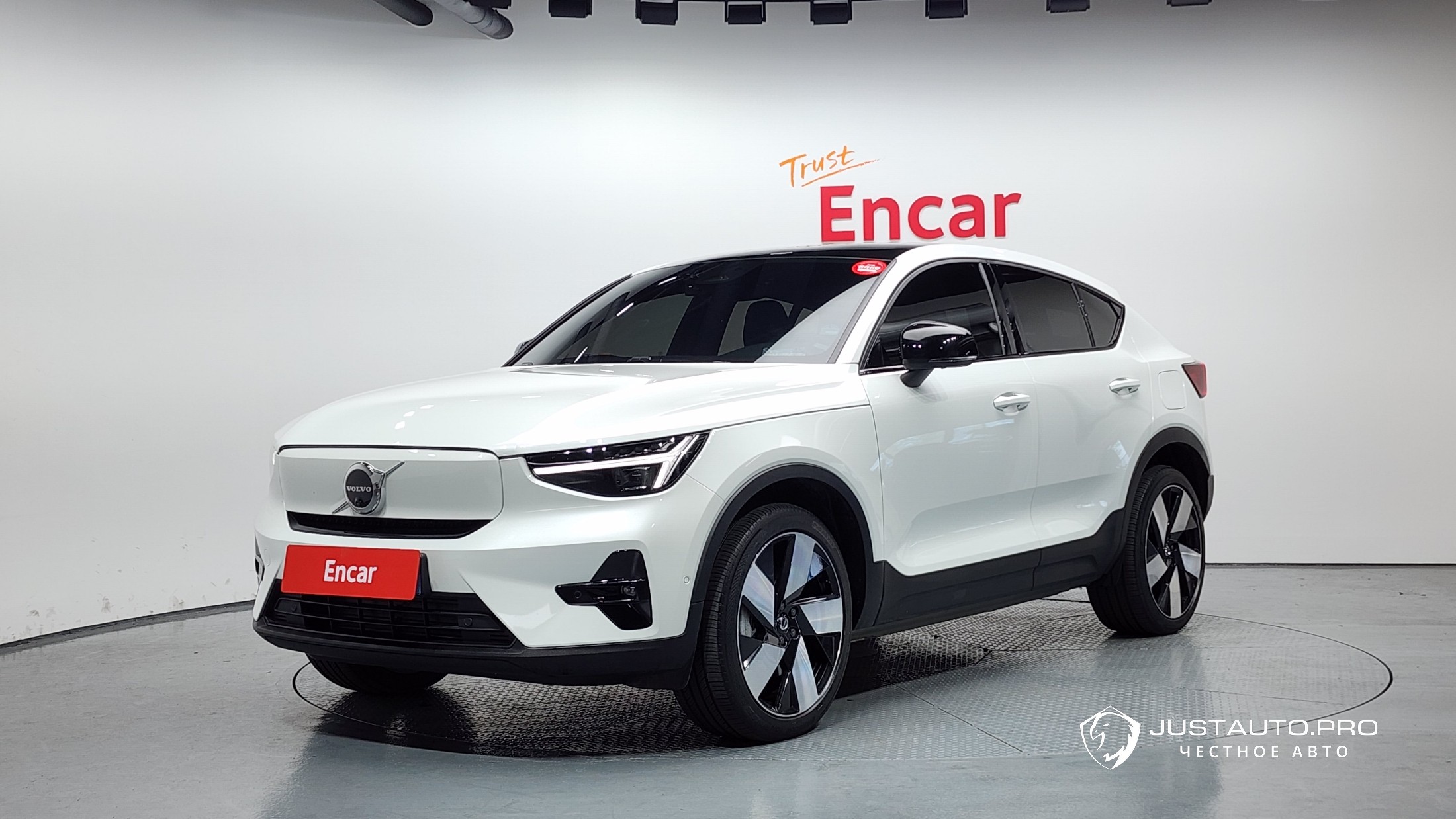 Автомобиль Volvo C40