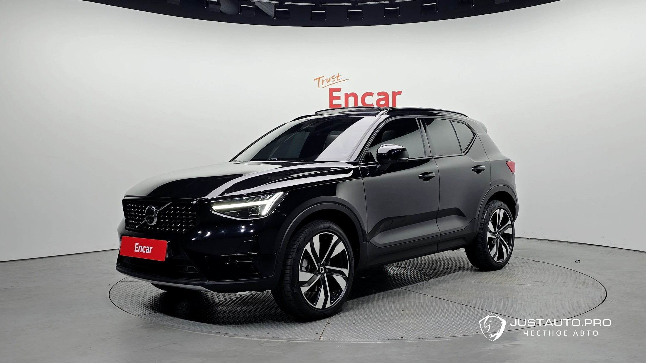 Автомобиль Volvo XC40