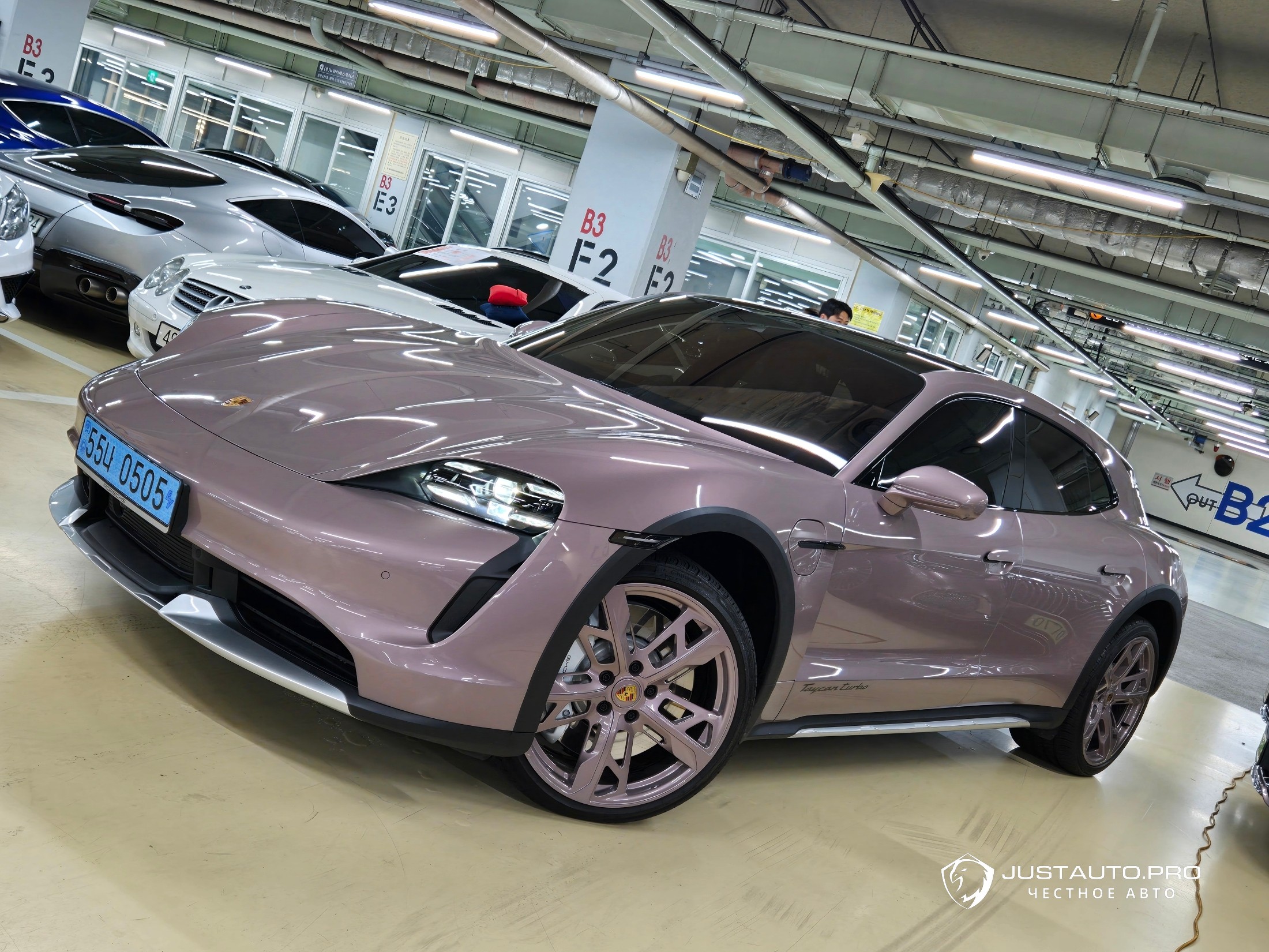 Автомобиль Porsche Taycan