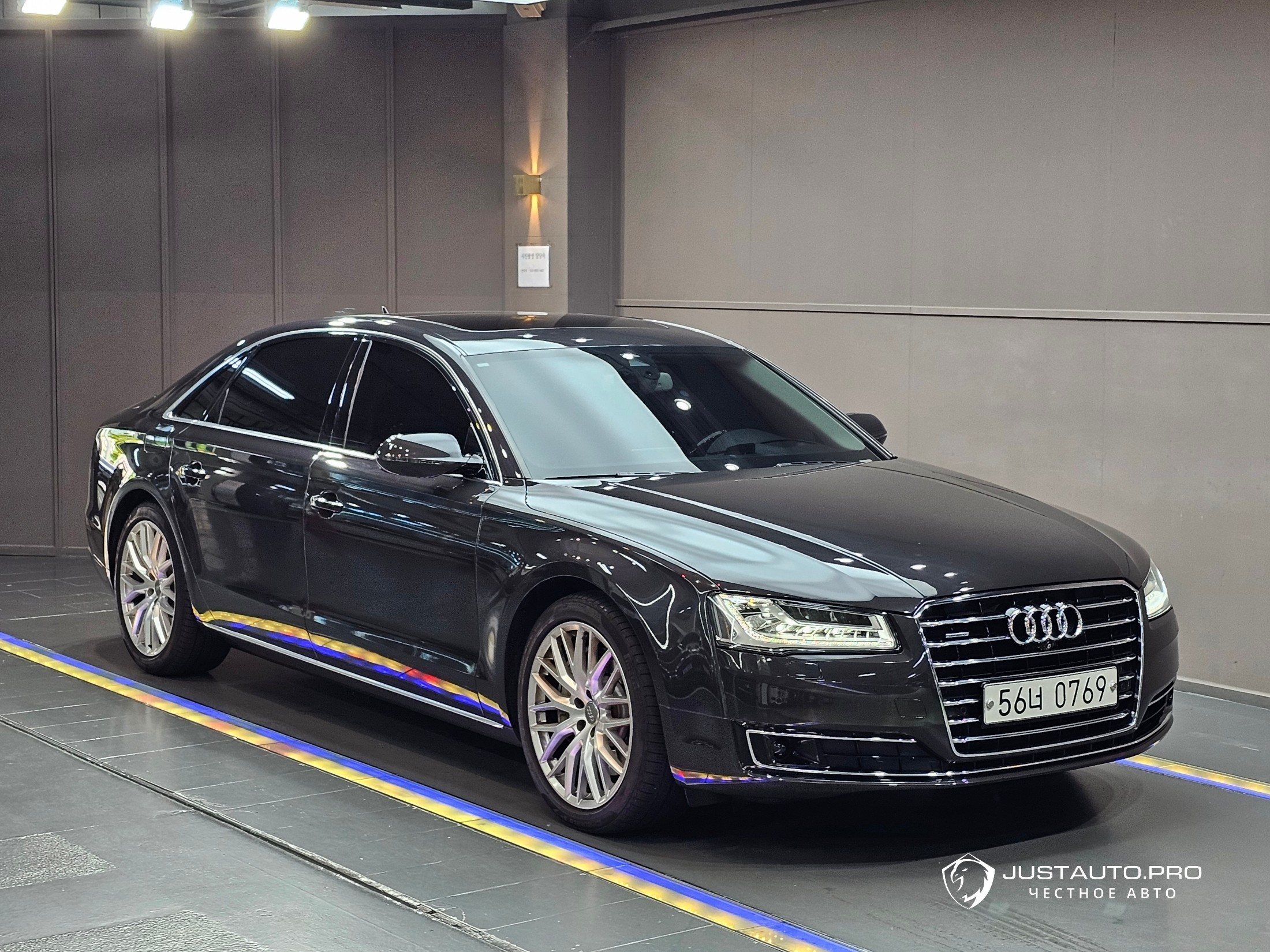 Автомобиль Audi A8