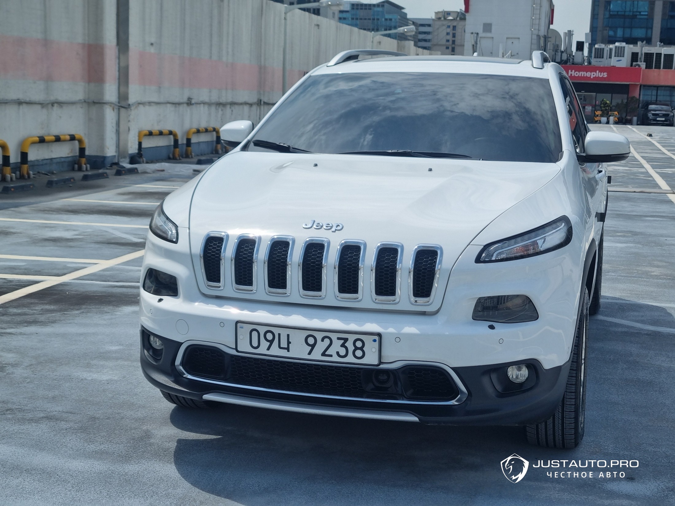 Автомобиль Jeep Cherokee