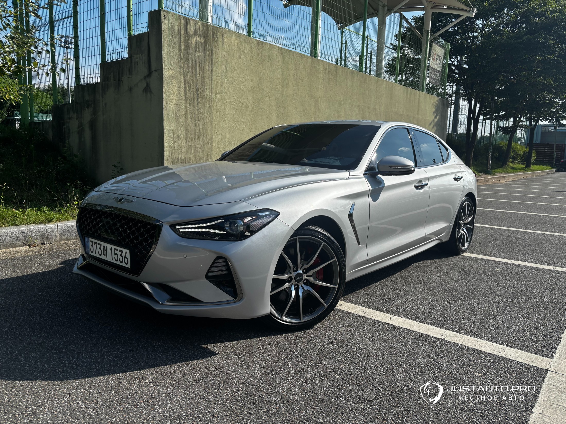 Автомобиль Genesis G70