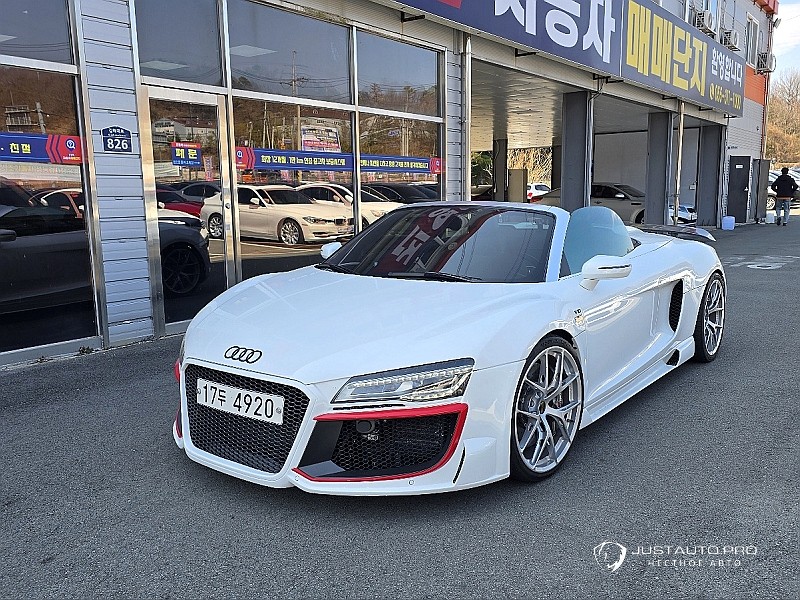 Автомобиль Audi R8
