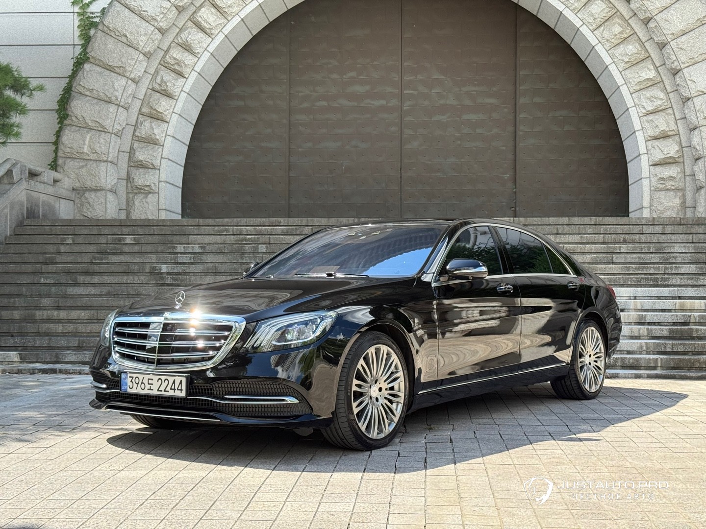 Автомобиль Mercedes-Benz S-Class