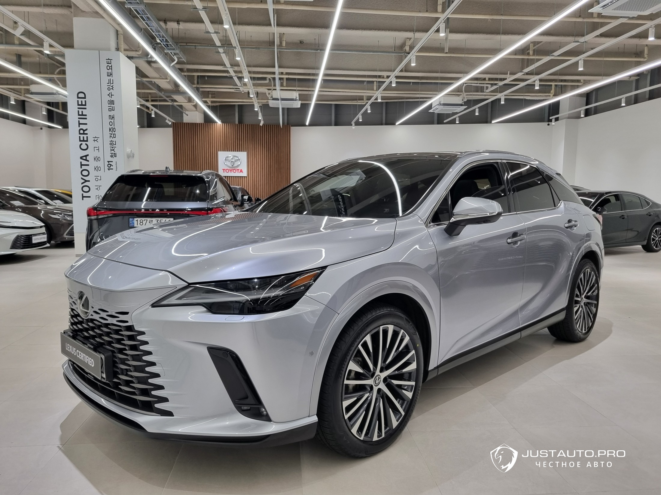 Автомобиль Lexus RX