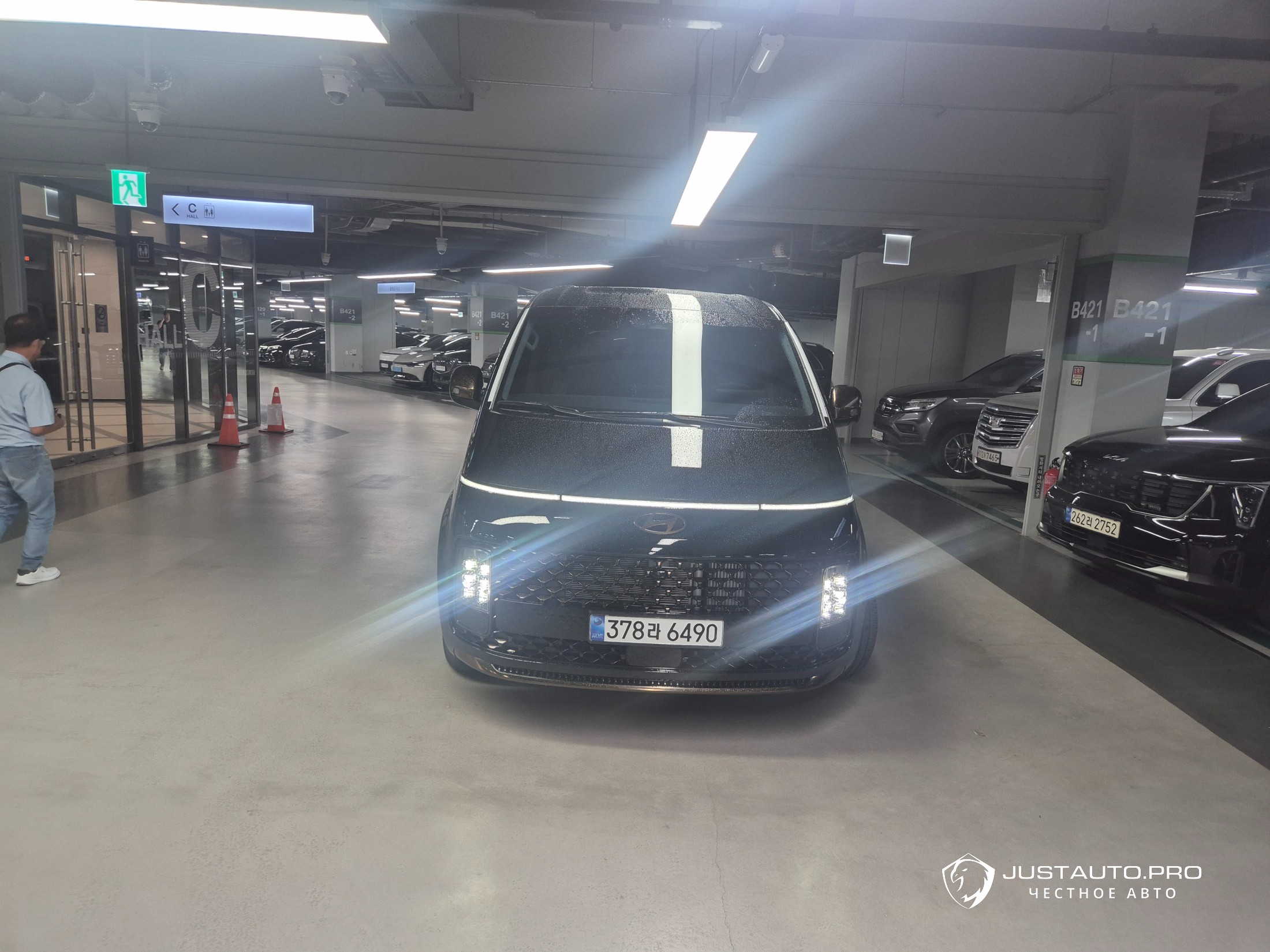 Автомобиль Hyundai Staria