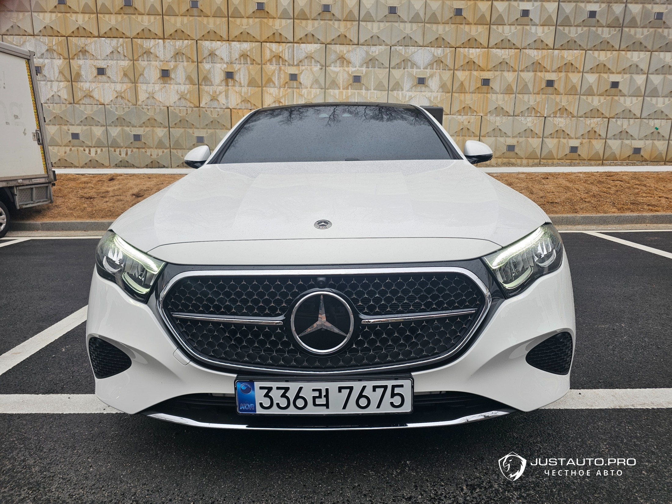 Автомобиль Mercedes-Benz E-Class