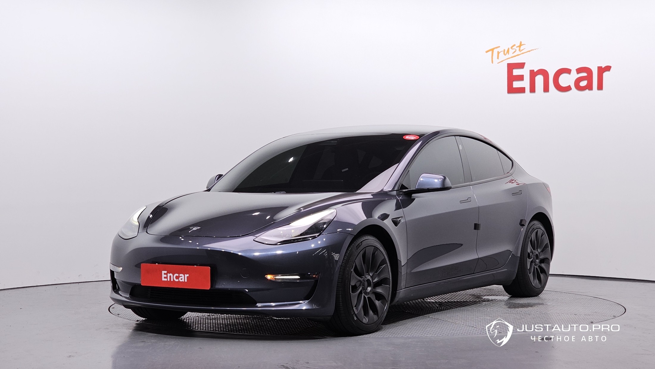 Автомобиль Tesla Model 3