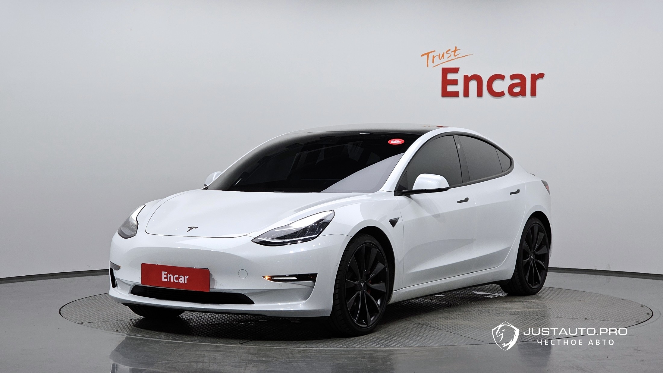 Автомобиль Tesla Model 3