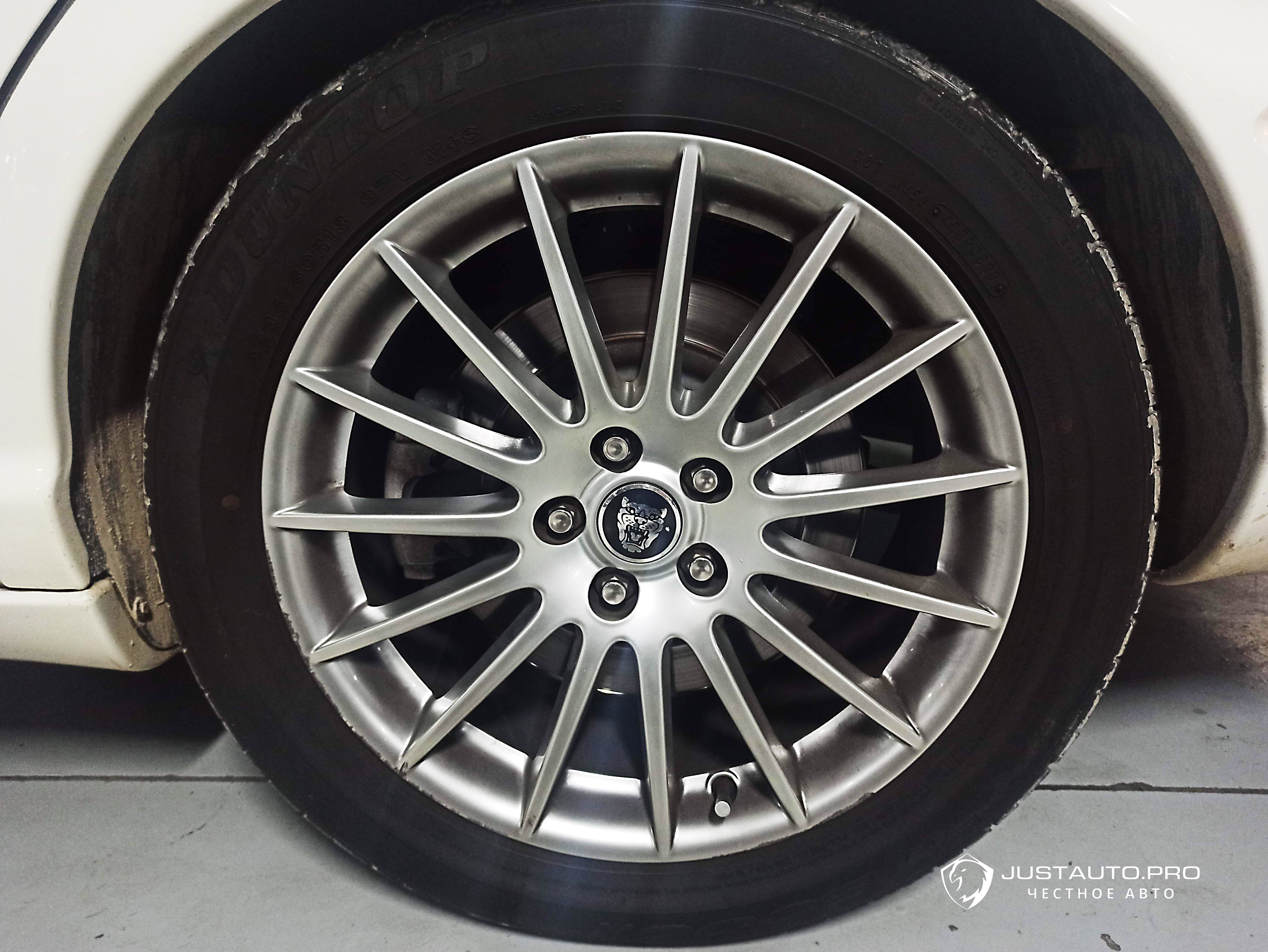 Автомобиль Jaguar XJ