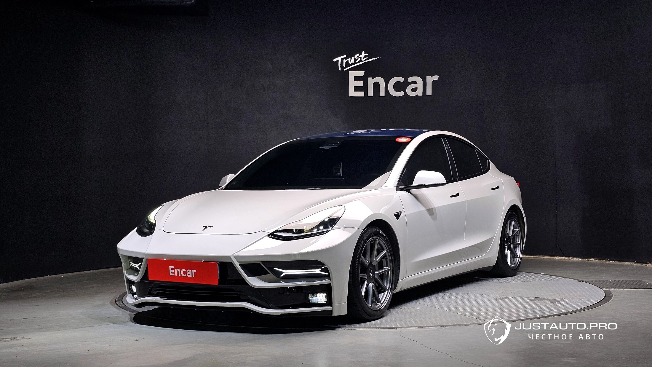 Автомобиль Tesla Model 3
