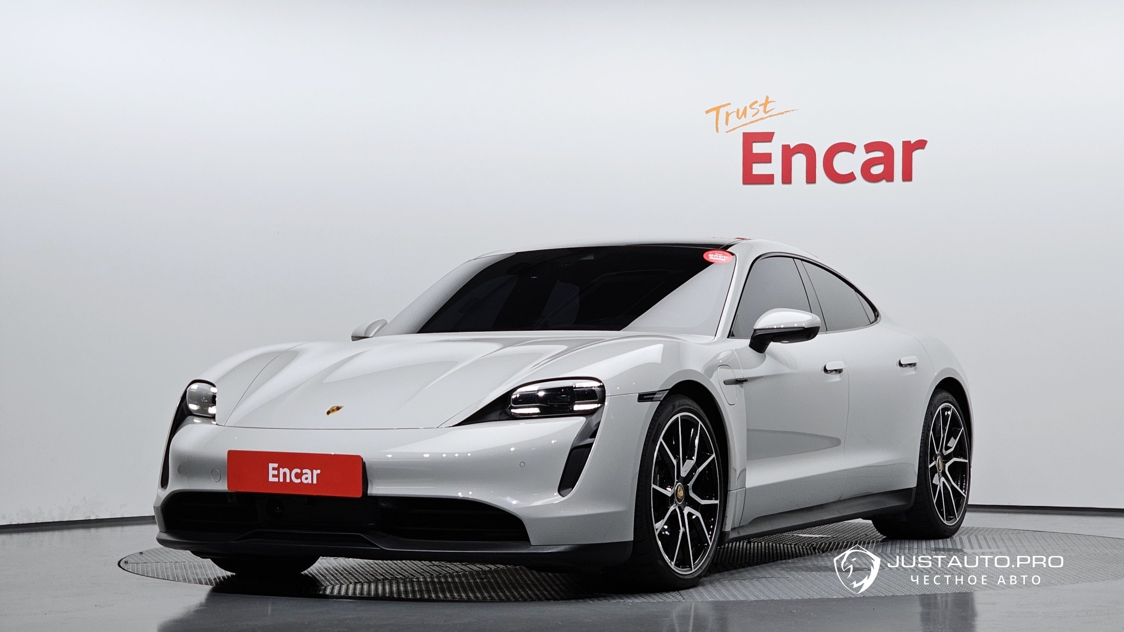 Автомобиль Porsche Taycan