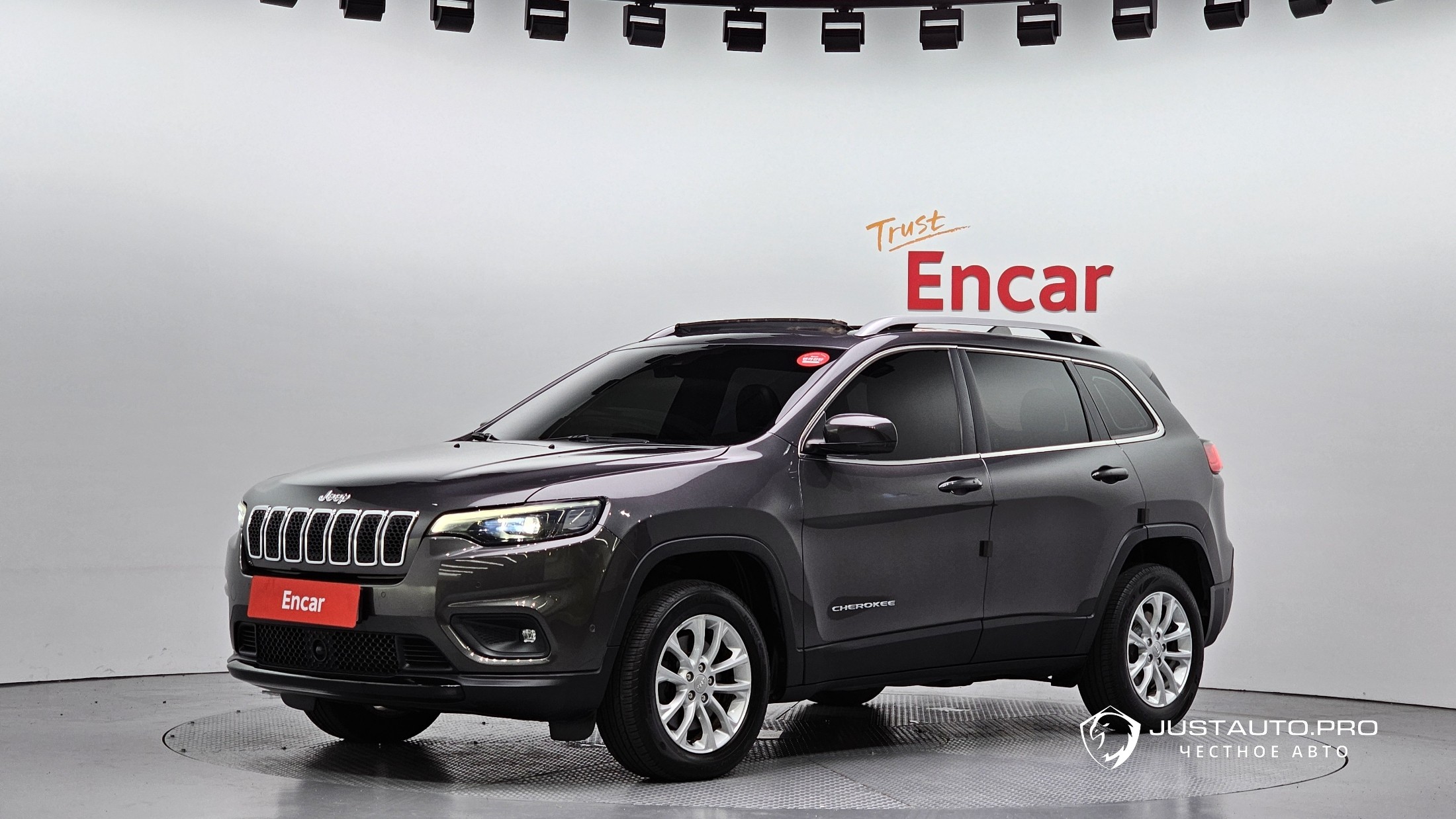 Автомобиль Jeep Cherokee