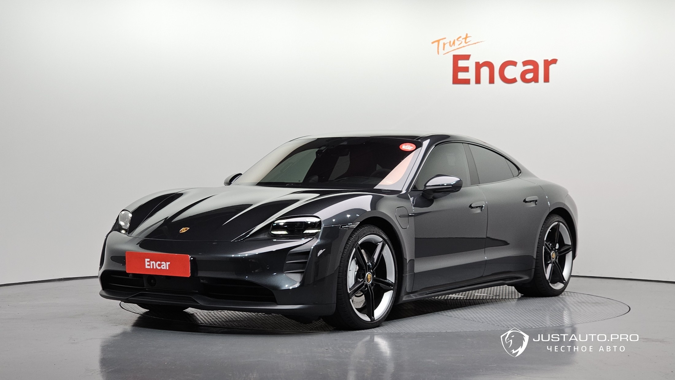 Автомобиль Porsche Taycan