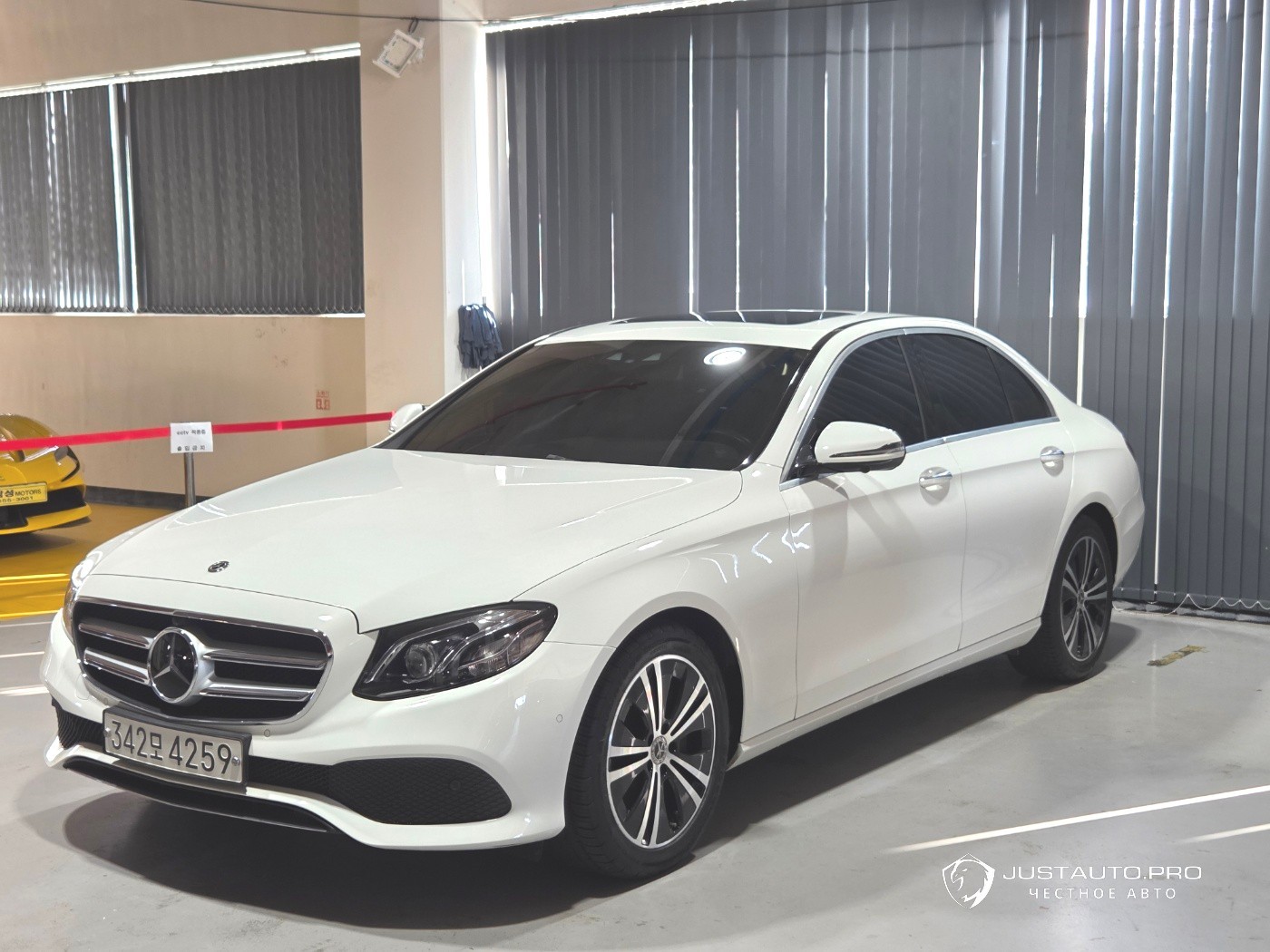 Автомобиль Mercedes-Benz E-Class