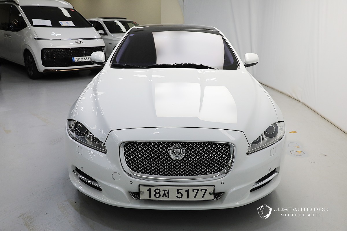 Автомобиль Jaguar XJ