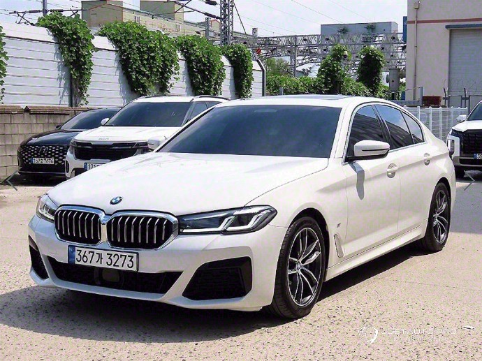Автомобиль BMW 5-Series