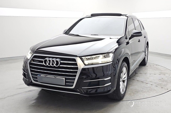 Автомобиль Audi Q7