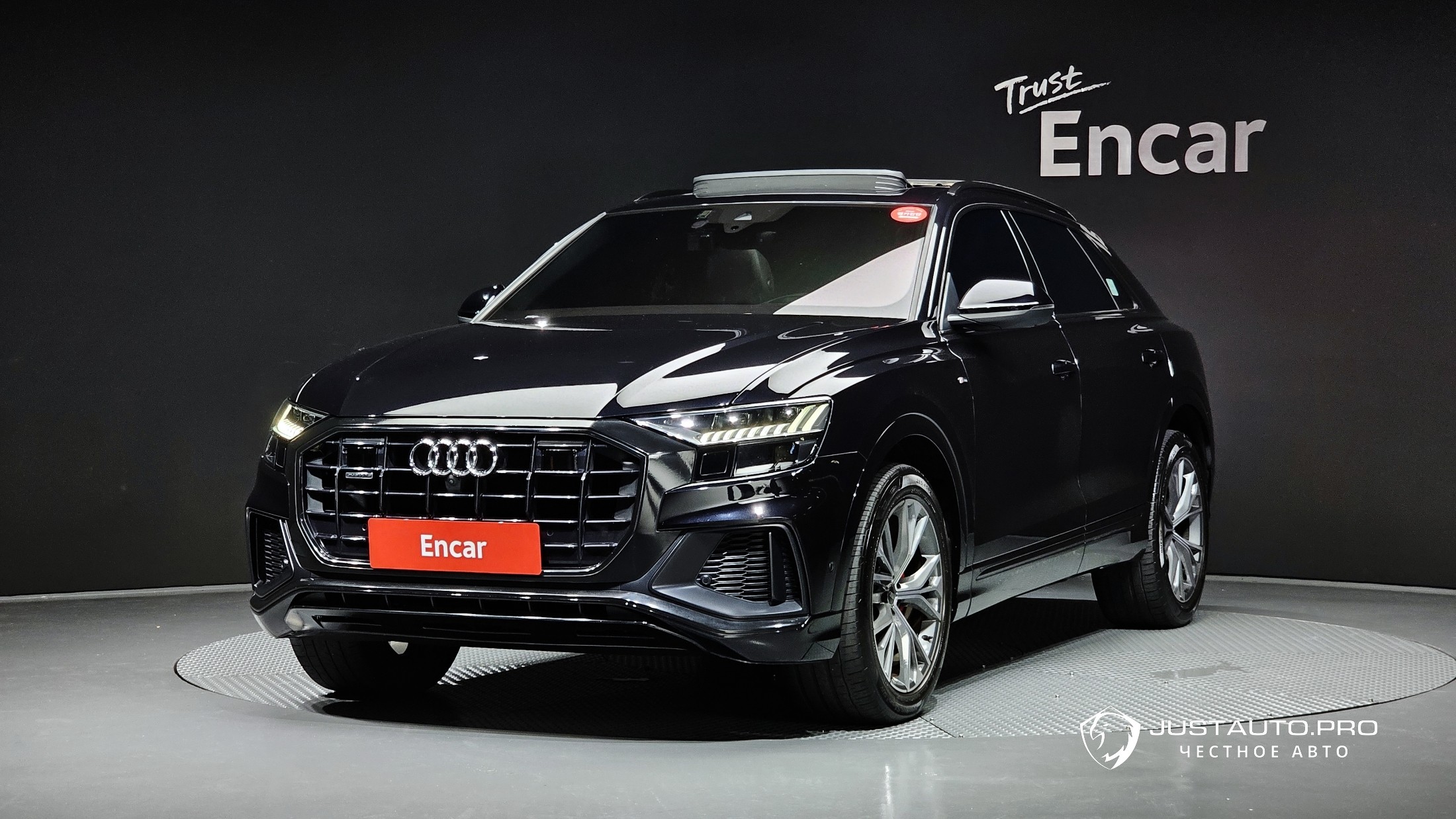 Автомобиль Audi Q8