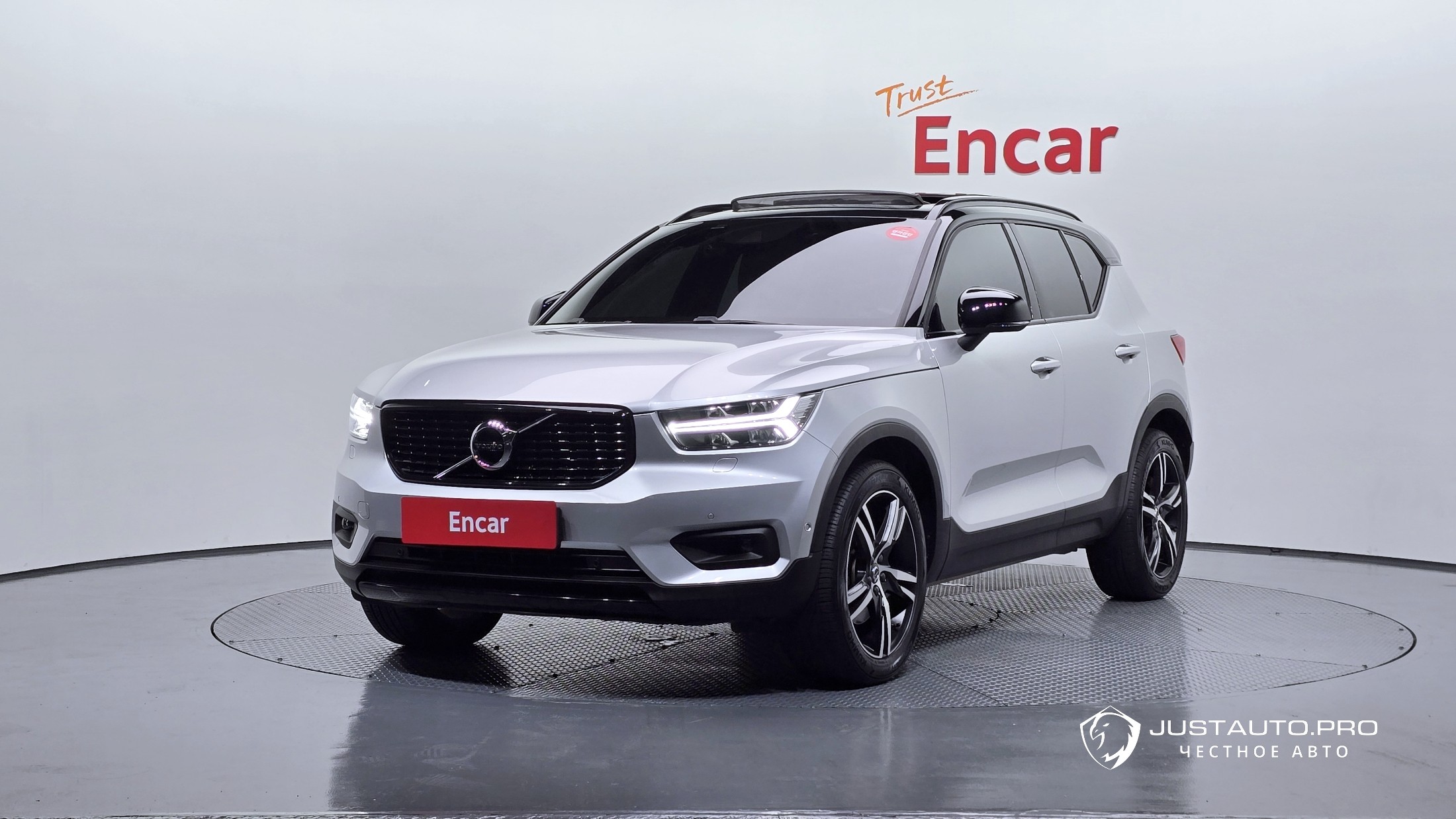 Автомобиль Volvo XC40