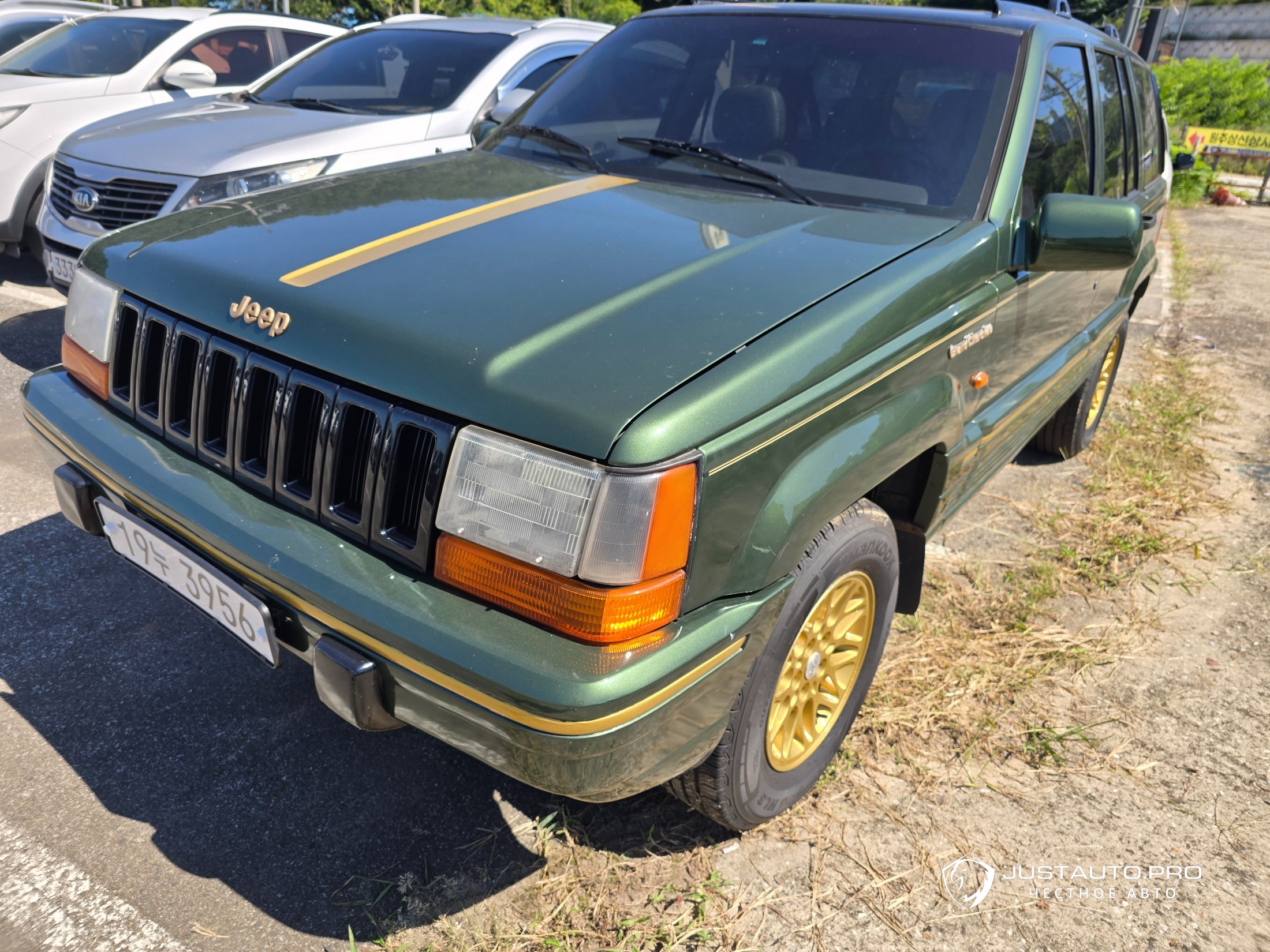 Автомобиль Jeep Cherokee