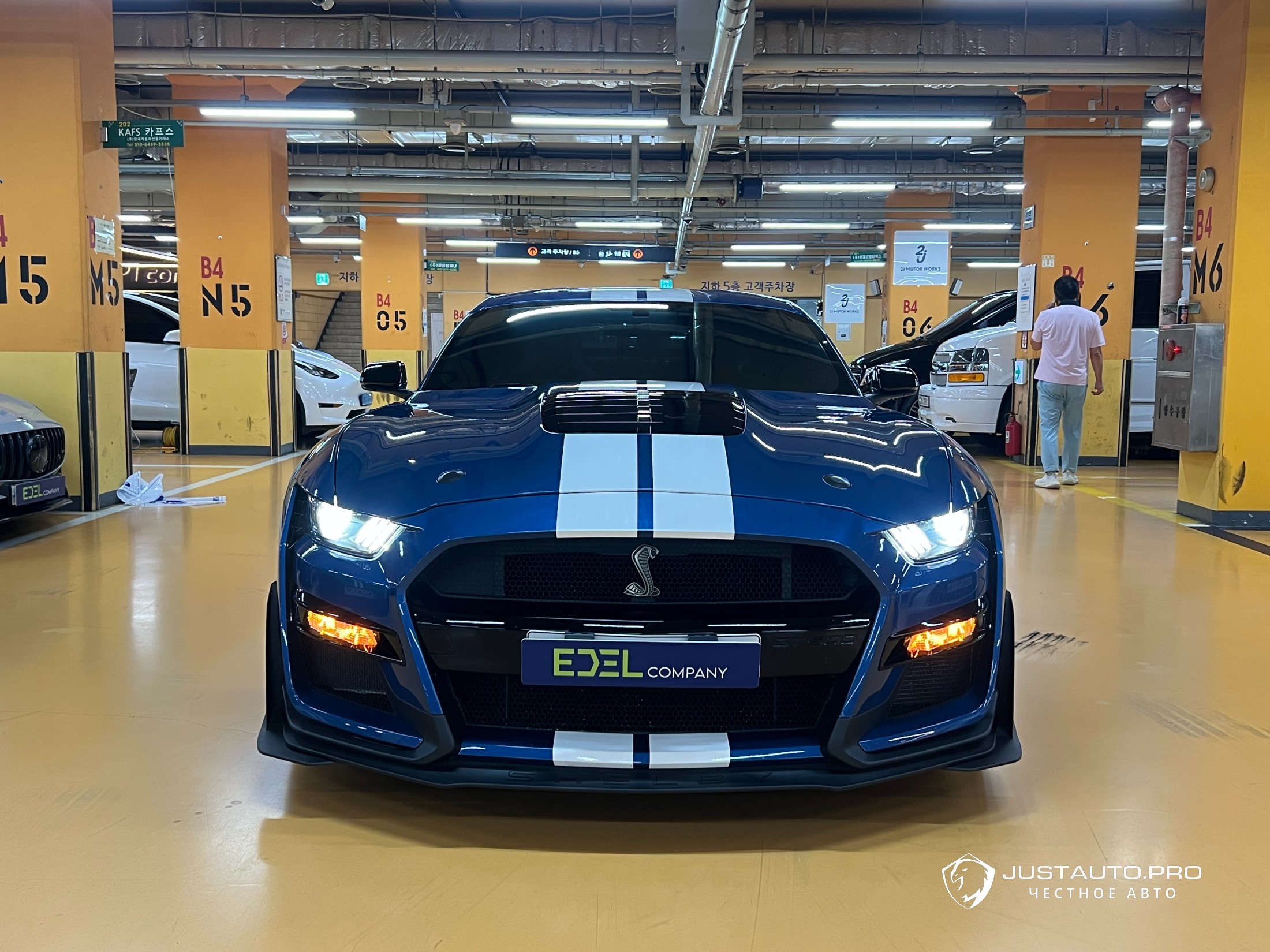 Автомобиль Ford Mustang