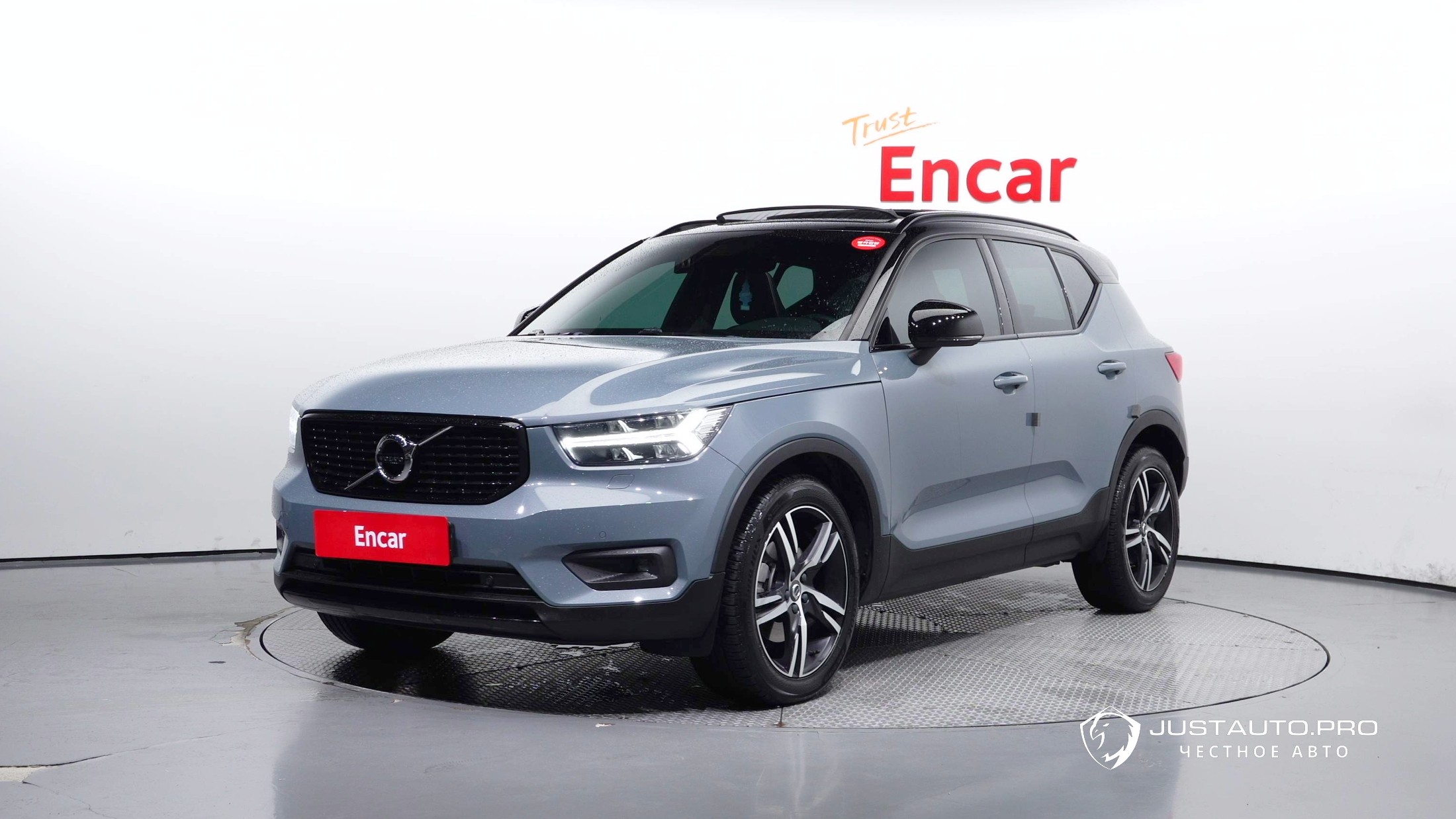 Автомобиль Volvo XC40