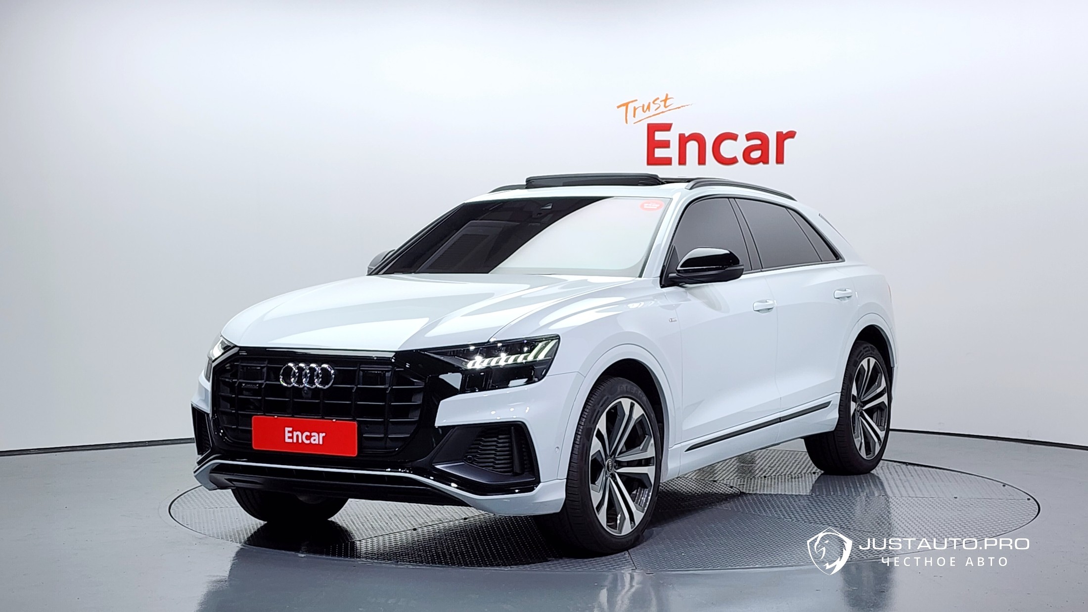 Автомобиль Audi Q8