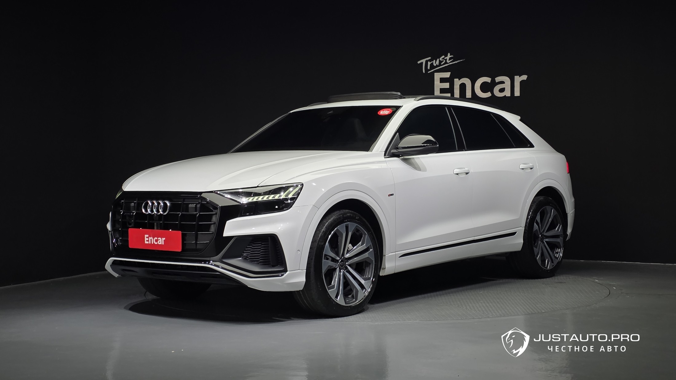 Автомобиль Audi Q8