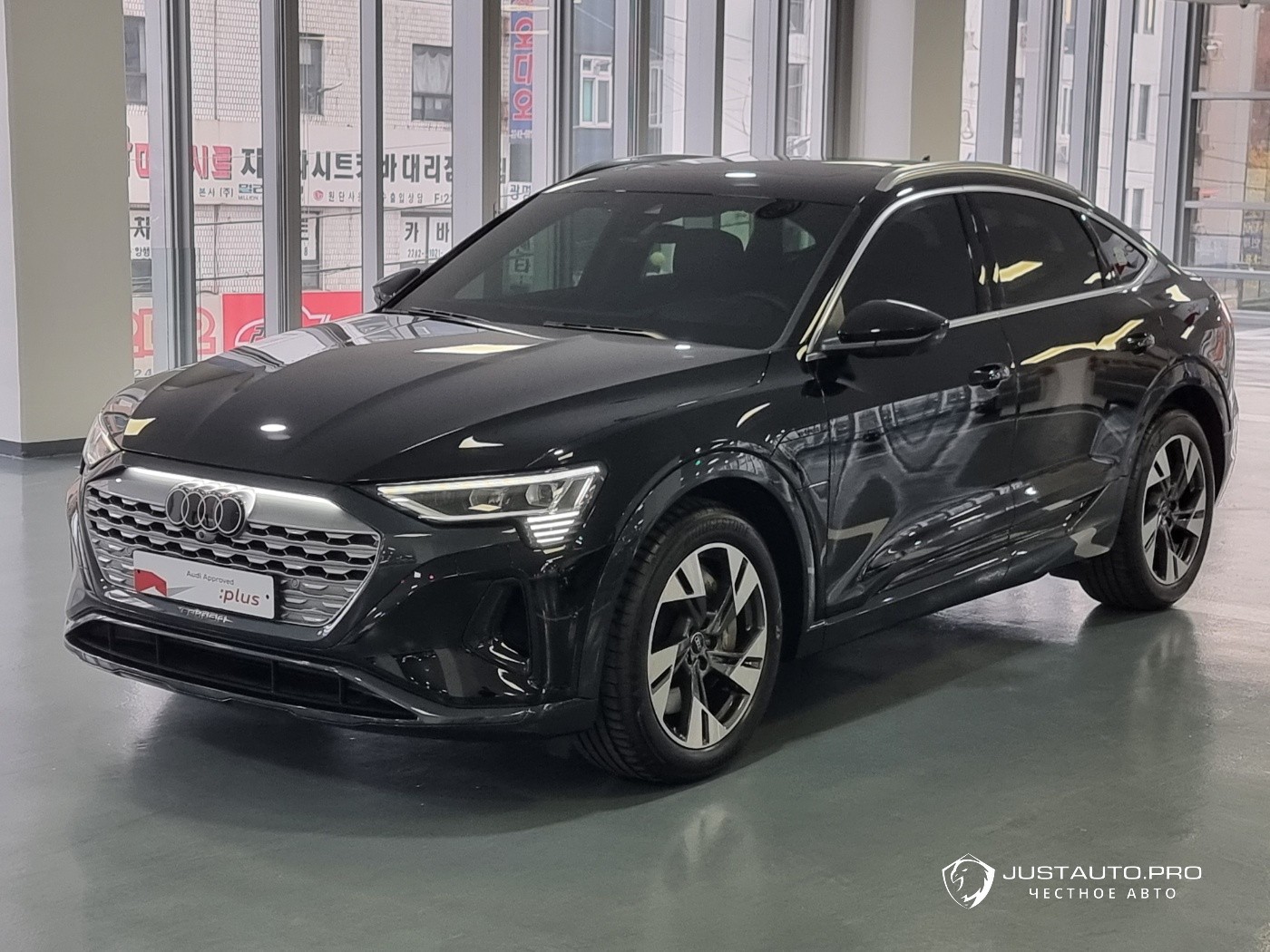 Автомобиль Audi Q8 e-tron