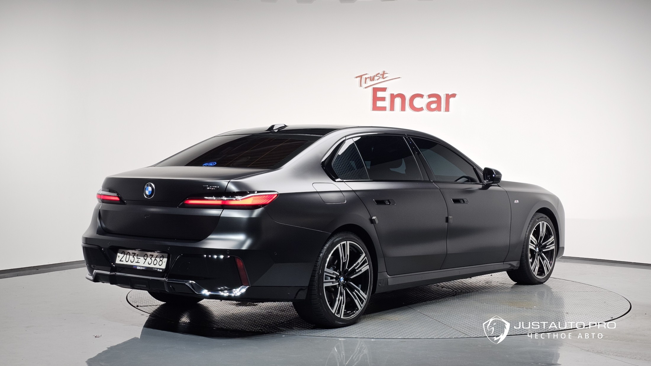 Автомобиль BMW 7-Series