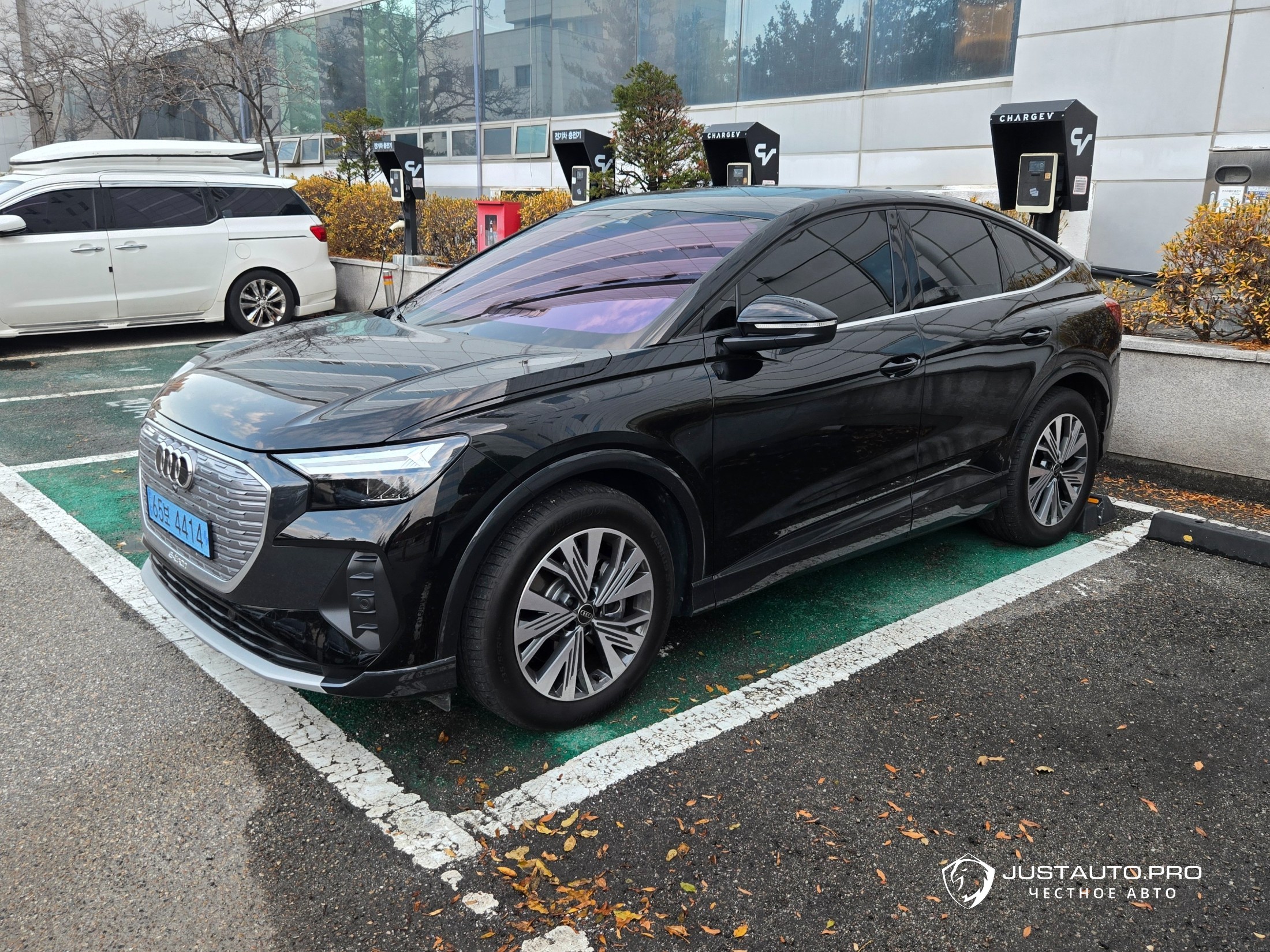 Автомобиль Audi Q4 e-tron