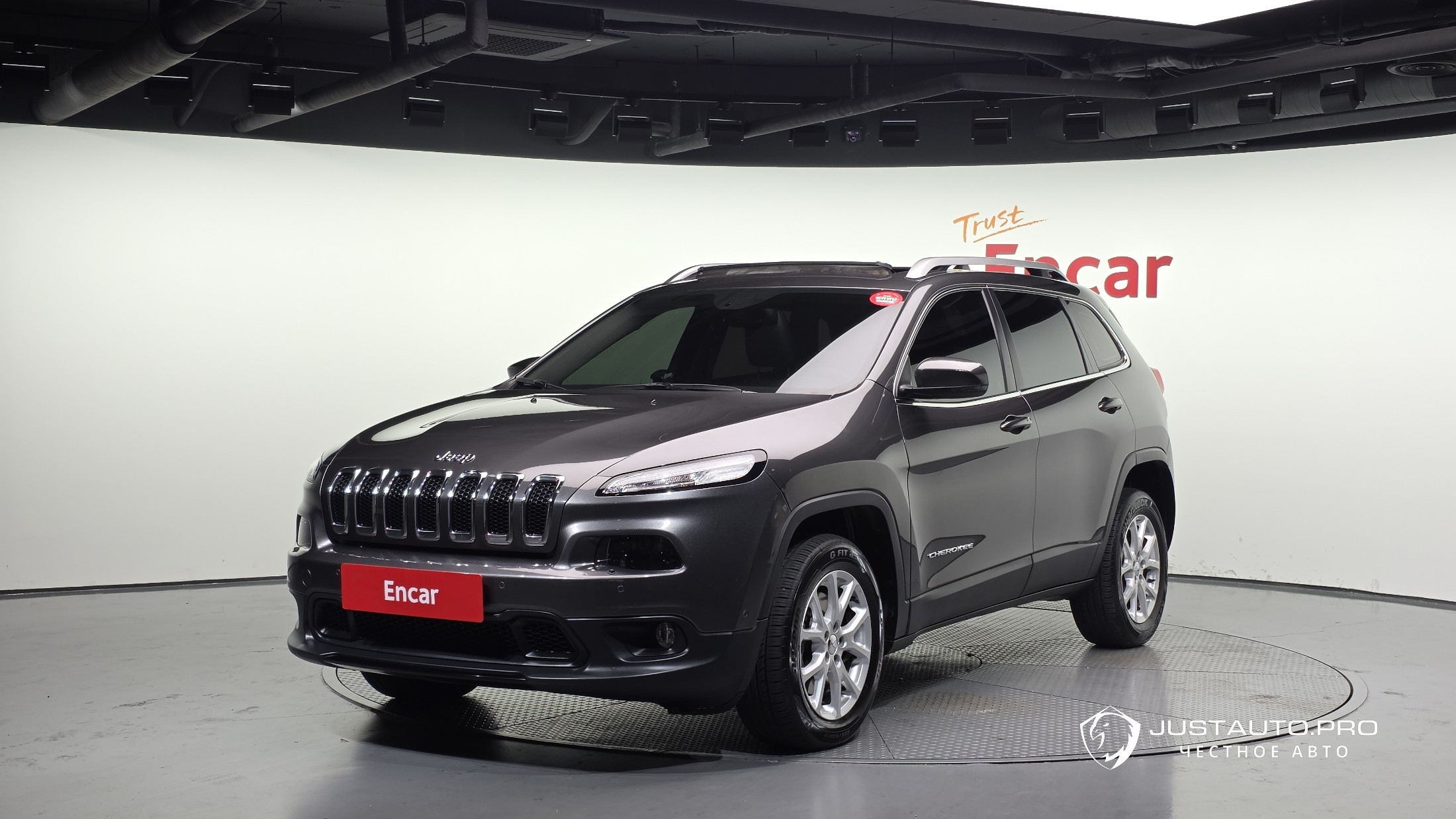 Автомобиль Jeep Cherokee