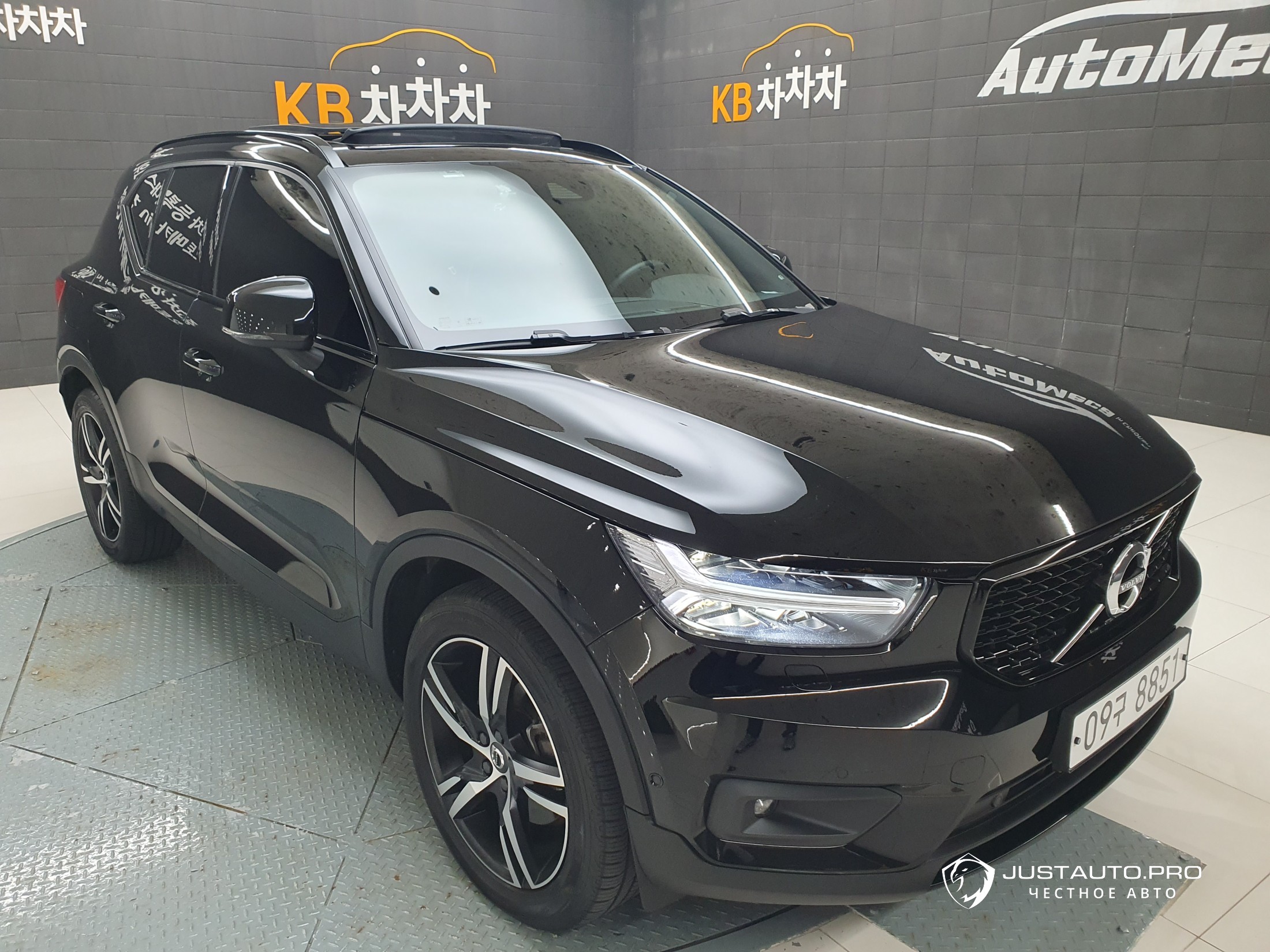 Автомобиль Volvo XC40