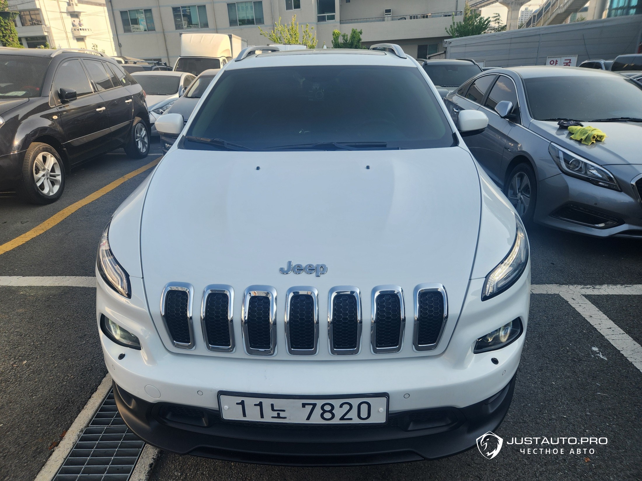 Автомобиль Jeep Cherokee