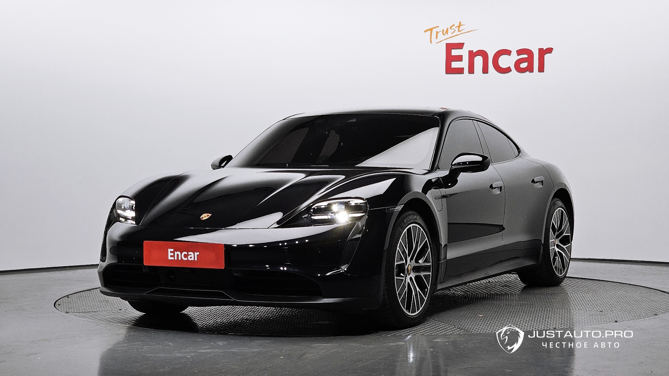 Автомобиль Porsche Taycan