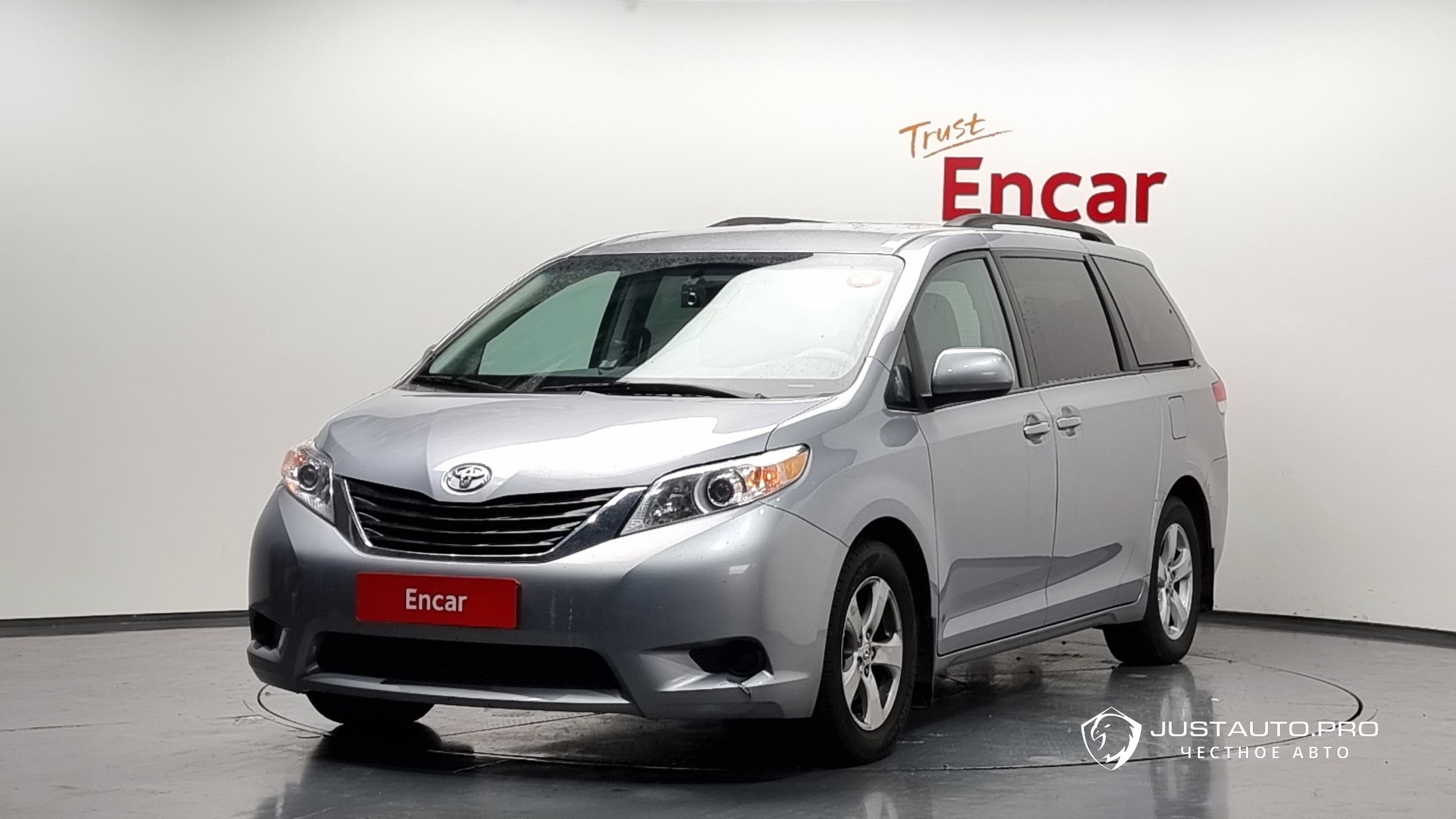 Автомобиль Toyota Sienna