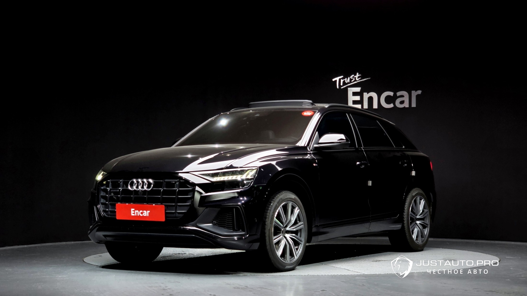 Автомобиль Audi Q8