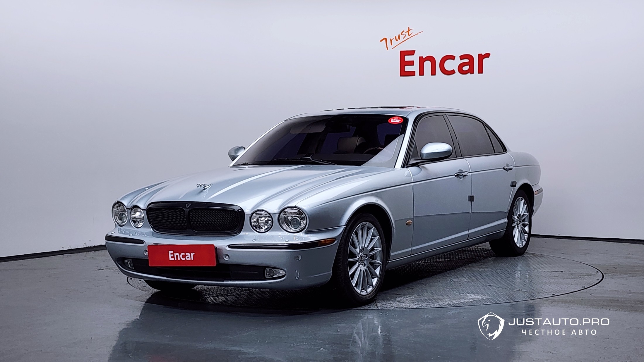 Автомобиль Jaguar XJ