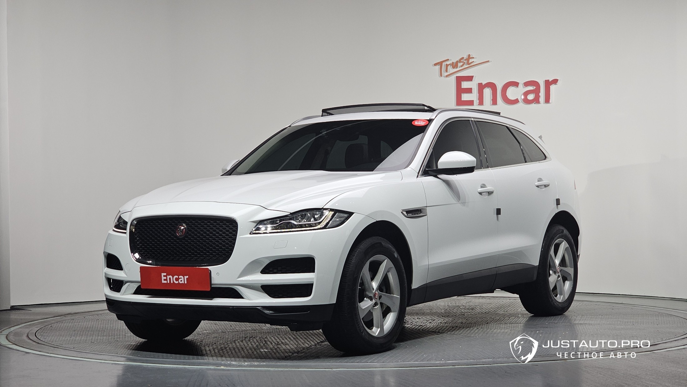 Автомобиль Jaguar F-PACE