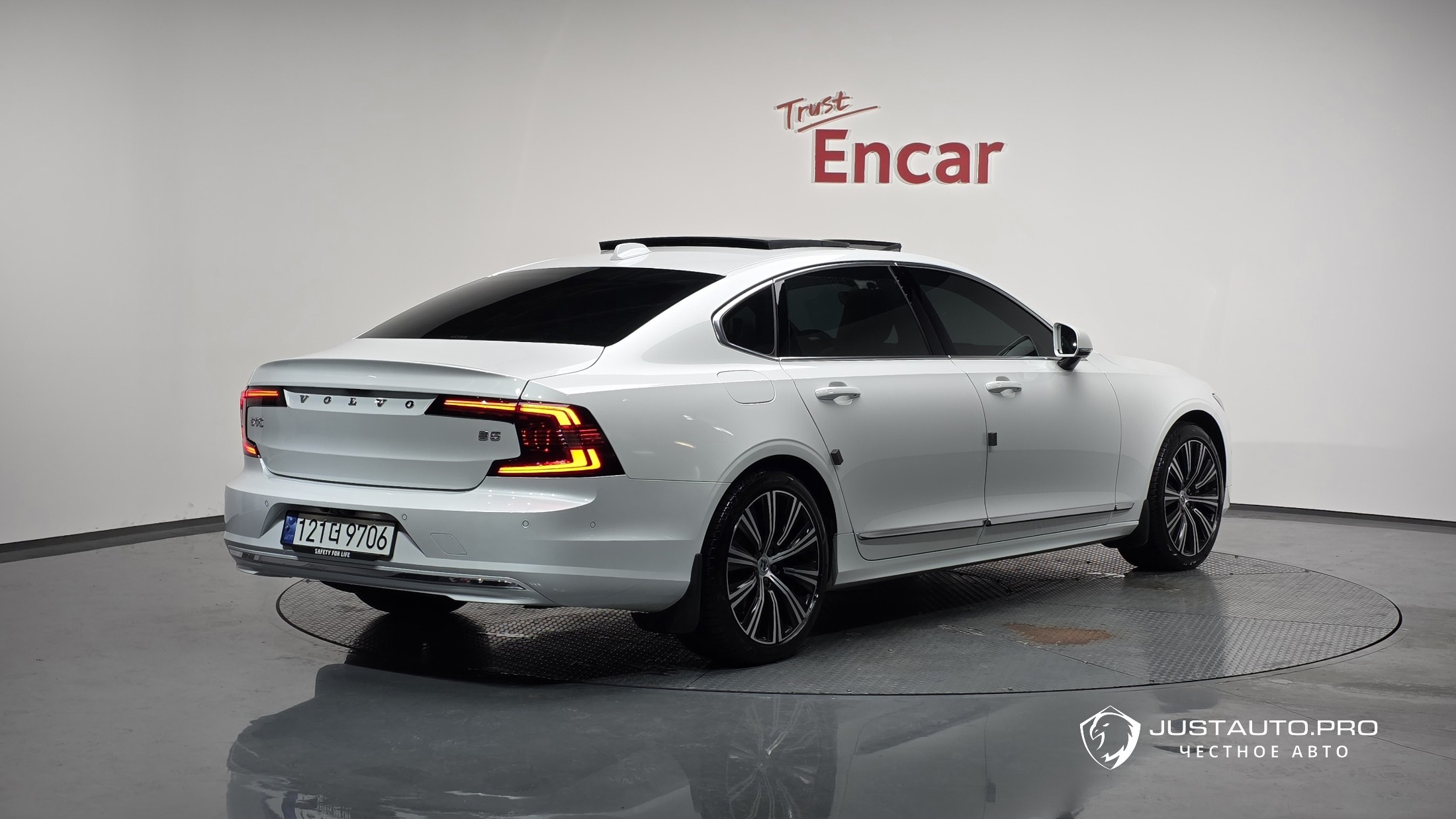 Автомобиль Volvo S90