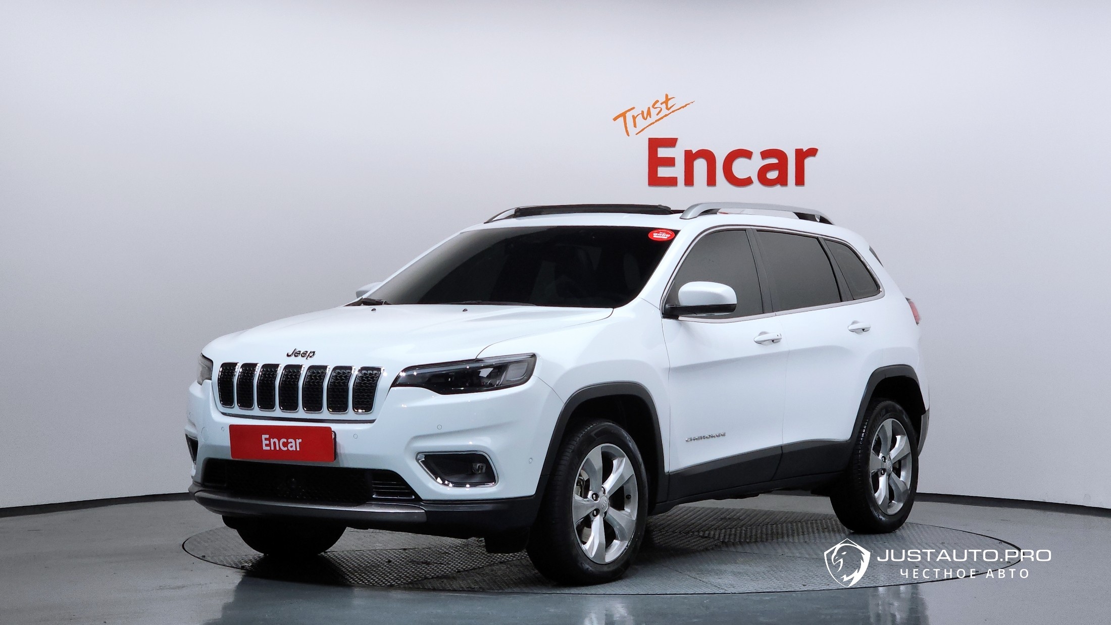 Автомобиль Jeep Cherokee