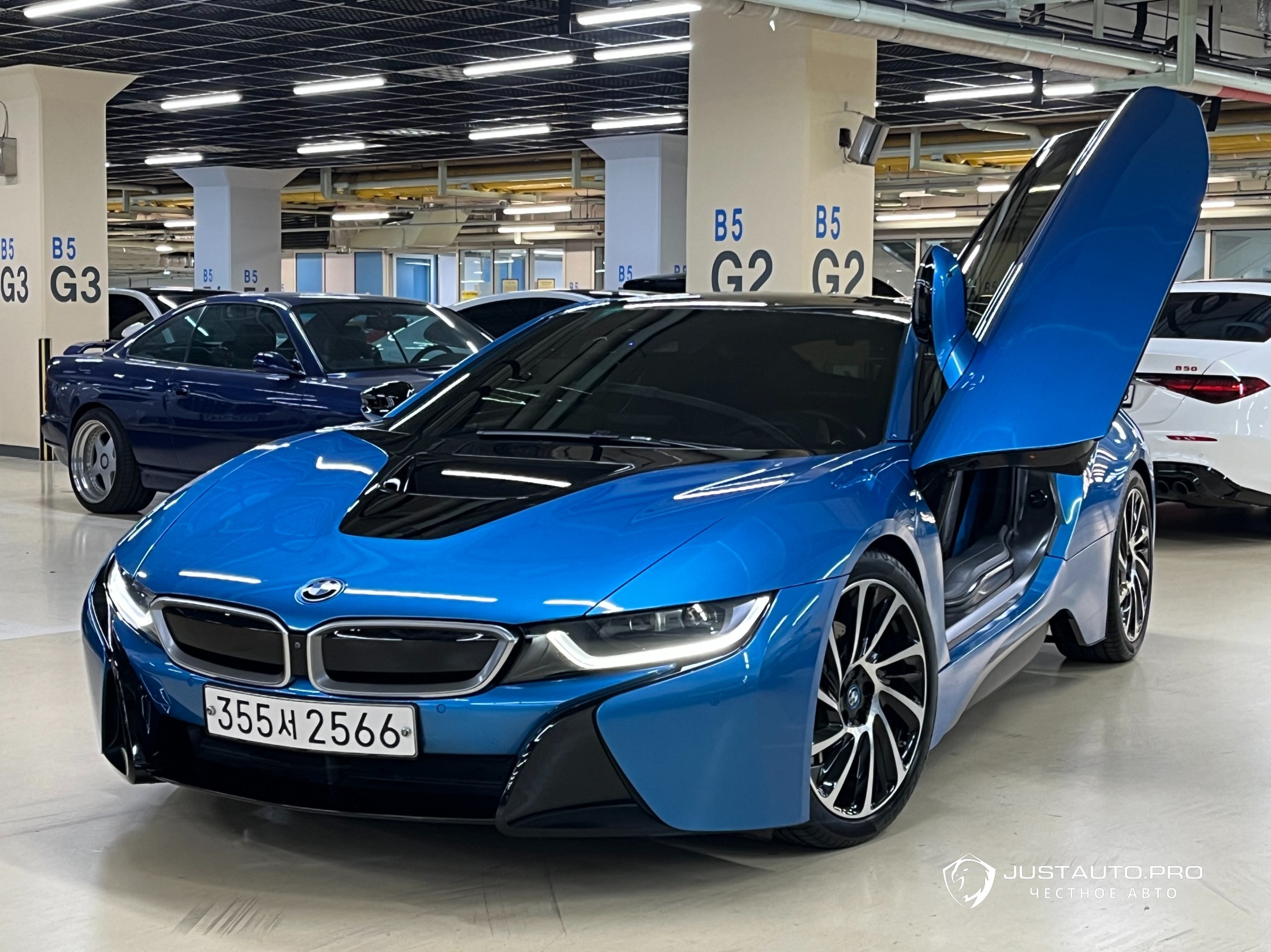 Автомобиль BMW i8